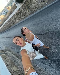 Luana Barrón feet photo thumbnail