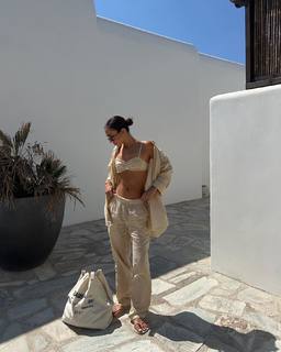 Luana Barrón feet photo thumbnail