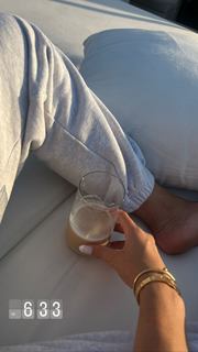 Luana Barrón feet photo thumbnail