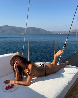 Luana Barrón feet photo thumbnail