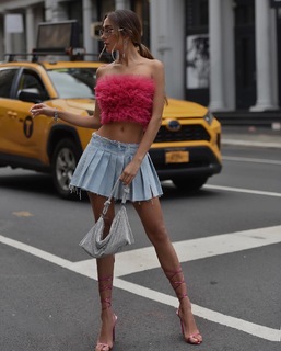 Luana Barrón feet photo thumbnail