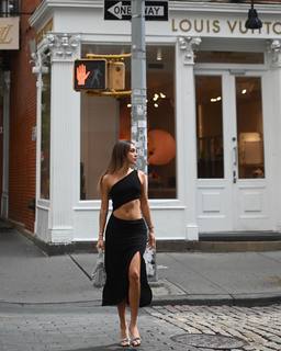 Luana Barrón feet photo thumbnail