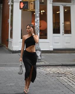 Luana Barrón feet photo thumbnail