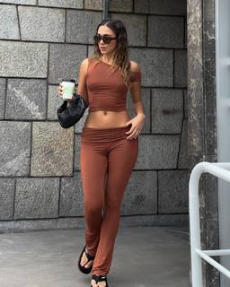 Luana Barrón feet photo thumbnail