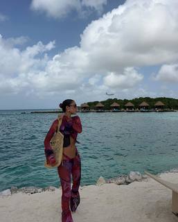 Luana Barrón feet photo thumbnail