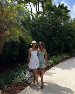 Luana Barrón feet photo thumbnail