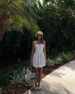 Luana Barrón feet photo thumbnail