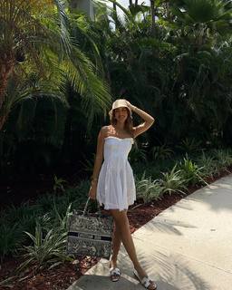 Luana Barrón feet photo thumbnail