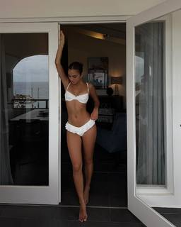 Luana Barrón feet photo thumbnail