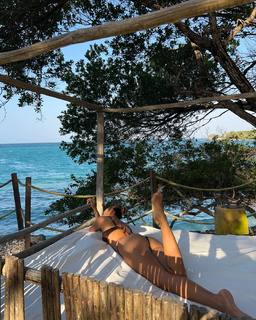 Luana Barrón feet photo thumbnail