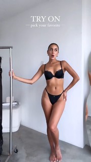 Luana Barrón feet photo thumbnail