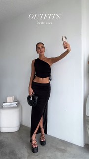 Luana Barrón feet photo thumbnail