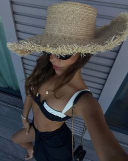 Luana Barrón feet photo thumbnail