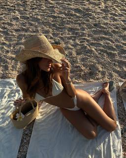 Luana Barrón feet photo thumbnail