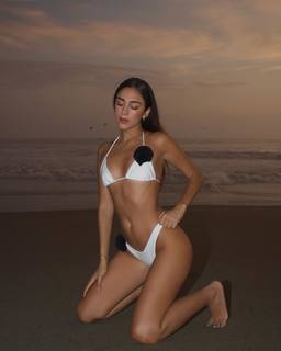 Luana Barrón feet photo thumbnail