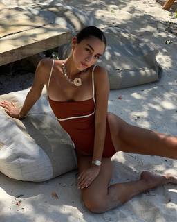 Luana Barrón feet photo thumbnail