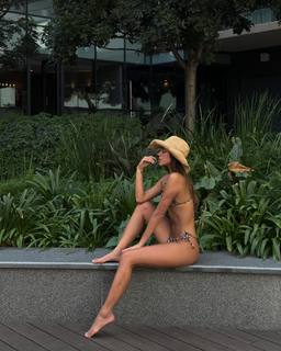 Luana Barrón feet photo thumbnail