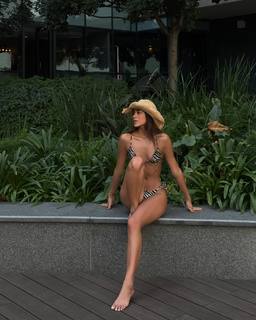 Luana Barrón feet photo thumbnail