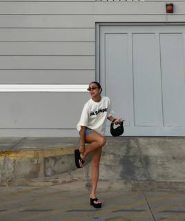 Luana Barrón feet photo thumbnail