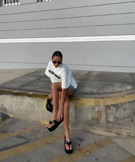 Luana Barrón feet photo thumbnail