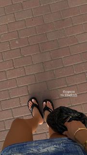 Luana Barrón feet photo thumbnail