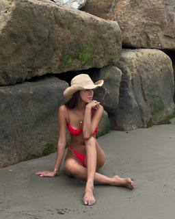 Luana Barrón feet photo thumbnail