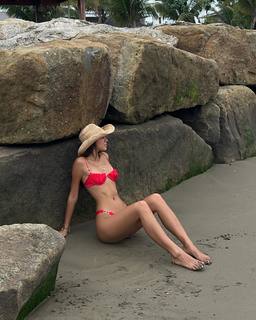 Luana Barrón feet photo thumbnail