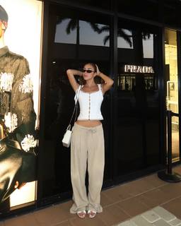 Luana Barrón feet photo thumbnail