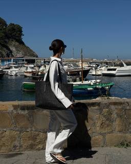 Luana Barrón feet photo thumbnail