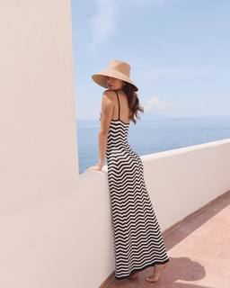 Luana Barrón feet photo thumbnail