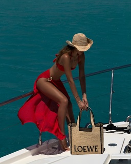 Luana Barrón feet photo thumbnail