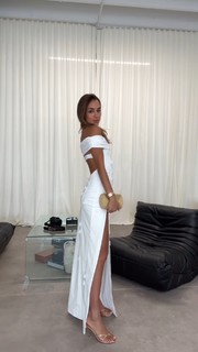 Luana Barrón feet photo thumbnail