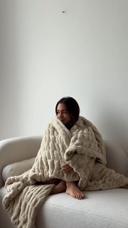 Luana Barrón feet photo thumbnail