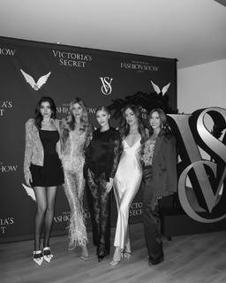 Luana Barrón feet photo thumbnail