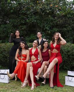 Luana Barrón feet photo thumbnail