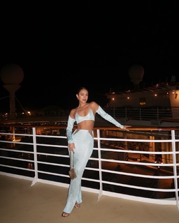 Luana Barrón feet photo thumbnail