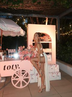 Luana Barrón feet photo thumbnail