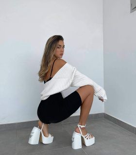 Luana Barrón feet photo 9