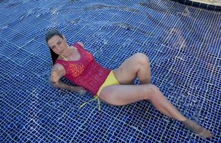 Luana Piovani feet photo thumbnail