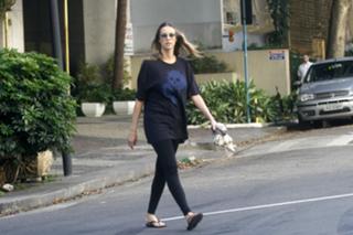 Luana Piovani feet photo thumbnail