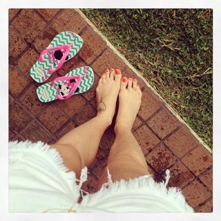 Luana Piovani feet photo thumbnail