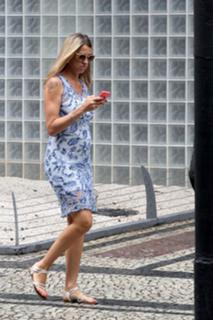 Luana Piovani feet photo thumbnail