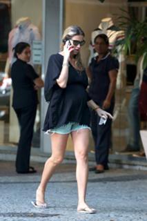 Luana Piovani feet photo thumbnail