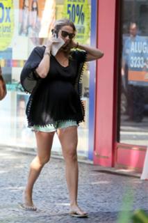 Luana Piovani feet photo thumbnail