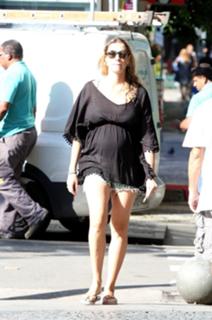 Luana Piovani feet photo thumbnail