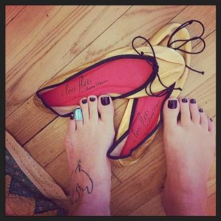 Luana Piovani feet photo thumbnail