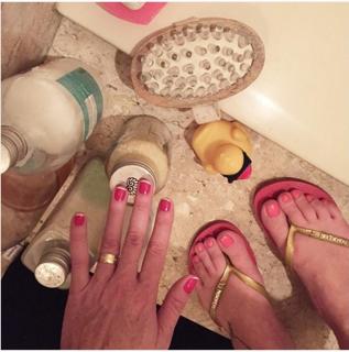 Luana Piovani feet photo thumbnail