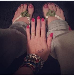 Luana Piovani feet photo thumbnail