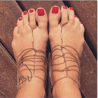 Luana Piovani feet photo thumbnail