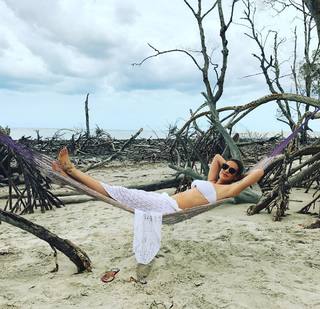 Luana Piovani feet photo thumbnail